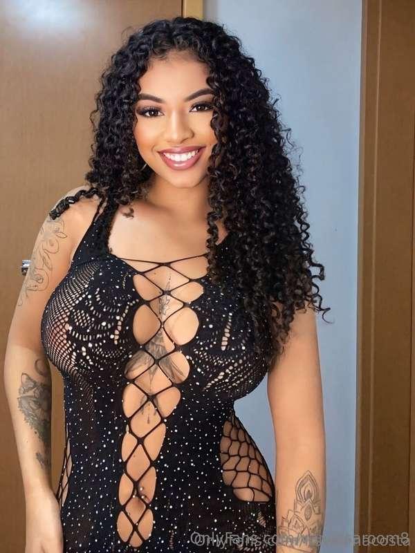 TAN AND HOT CURLY GIRL @itsselenacosta 🤩❤️ YOU'LL CUM OVER A..