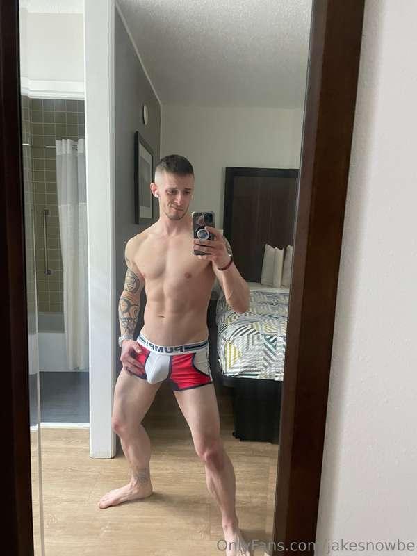 HAIRCUTS & HOTELS 🍑  (Big Feet) 👣
