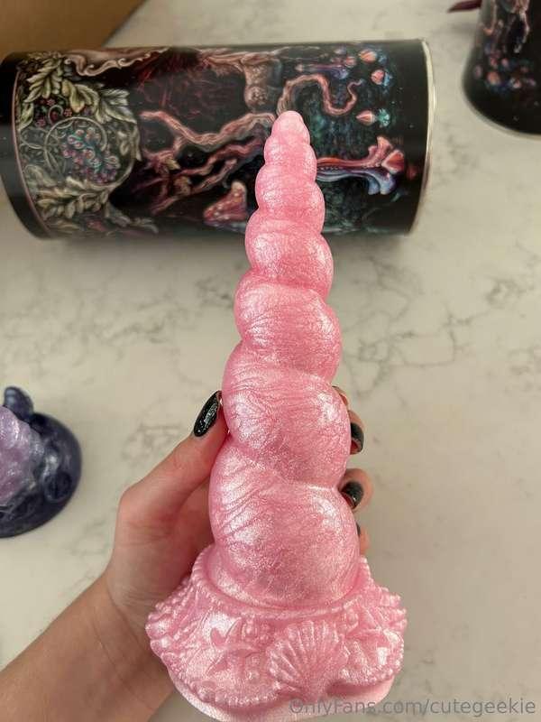 What a pretty dildo… 🤭