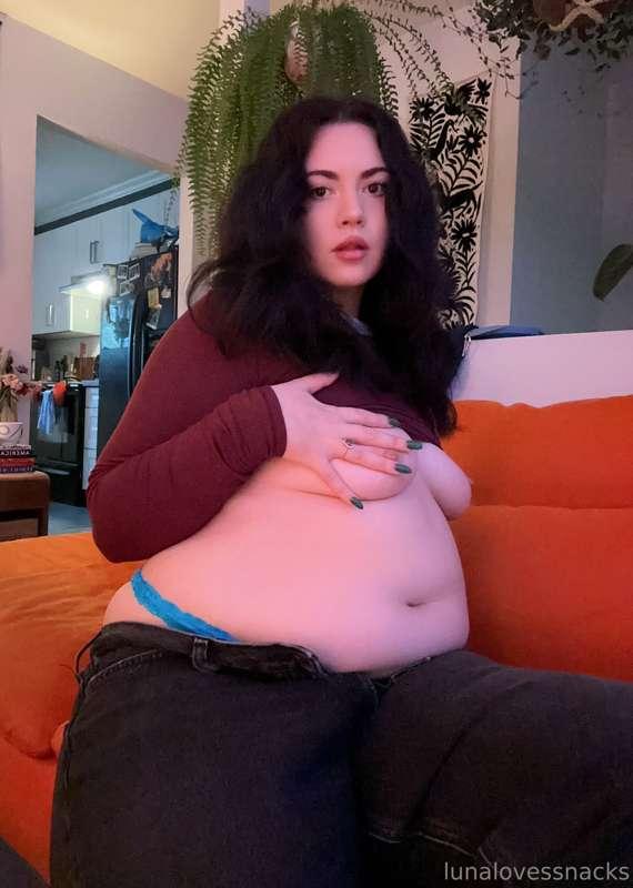 My elastic belly even surprises *me* sometimes… 😉😈 I wonder ..