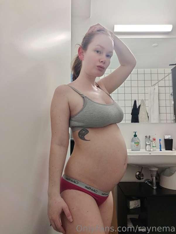 The belly is growing 😏 20+5 weeks pregnant 🤰