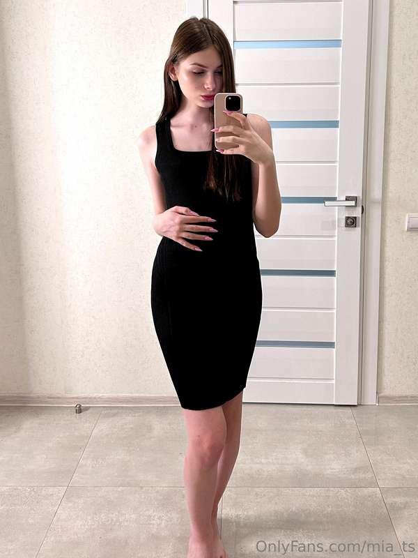 Black always looks classy, especially in this look.😍 It's li..