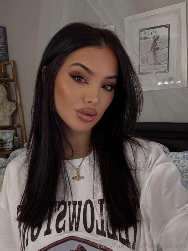 just posting this so you'll tell me i'm pretty 🙈