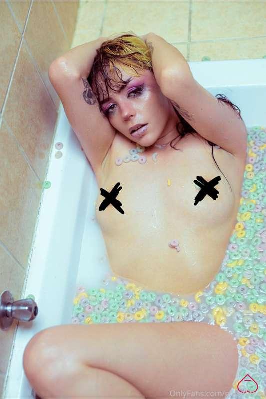can I be your breakfast? 😏 

(uncensored on my PREMIUM onlyf..