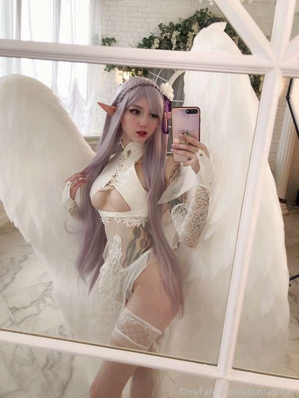 Emilia angel 🤍 [Re: zero fandom cosplay]