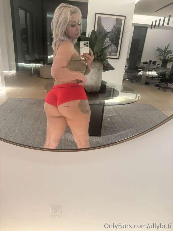 Does this peach make you wanna give it a spank? 🍑