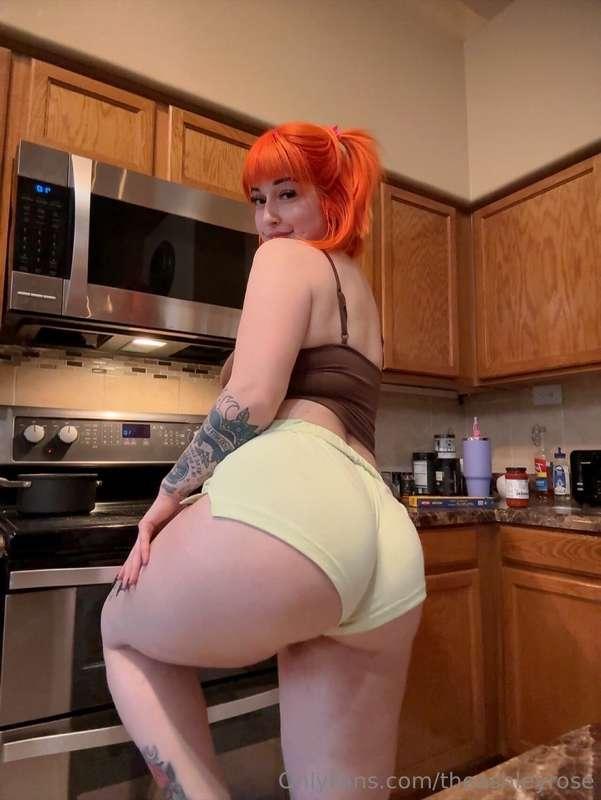 When the shorts don’t fit the booty 🍑