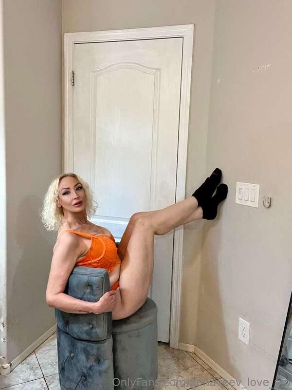 Kisses or hugs? Which one turns you on the most? 😉