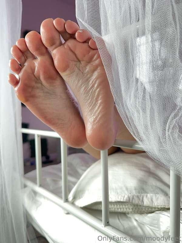 moodyfeet image #0