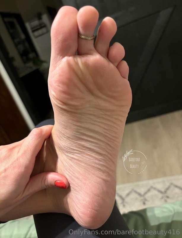 will you kiss my toes at midnight? Happy New Years loves!✨