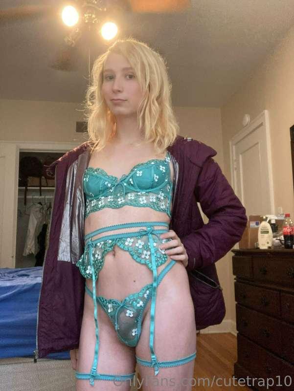 winter ain't gonna stop me from wearing this lingerie  💚💚