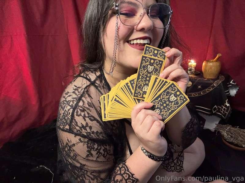 Fun thing about me: I actually read tarot 😅