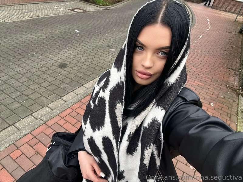It's very windy today, and I forgot my hat at home.🌬️🙉