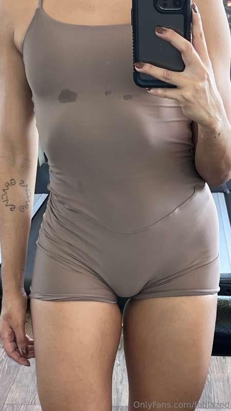 So, try to guess if I'm wearing panties 🤭 Así que, intenta a..