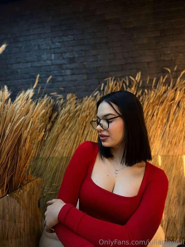 What are you looking at in that picture?🤔🤭