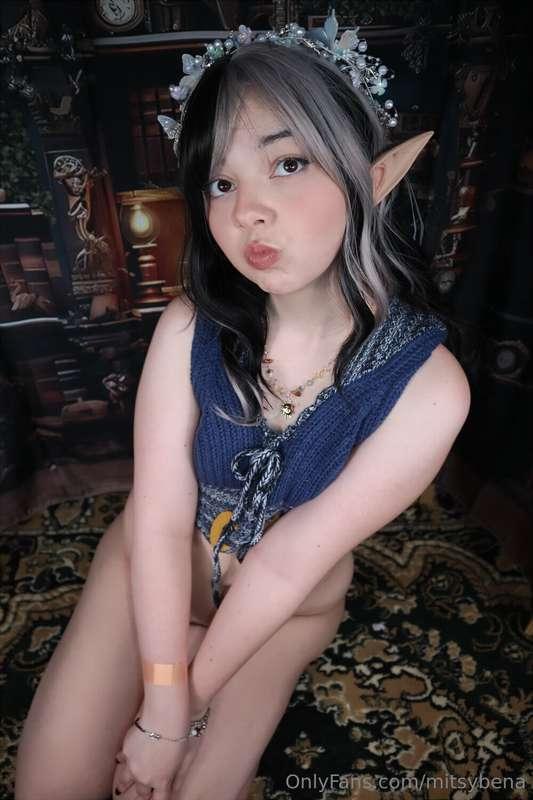 ☺️💙 Anyone like small elf boobs? 