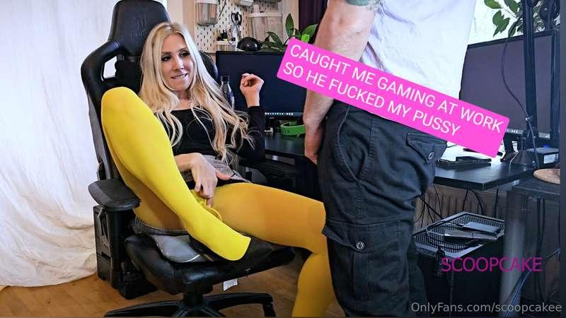 OMG he fucked me at the office desk because he caught me pla..