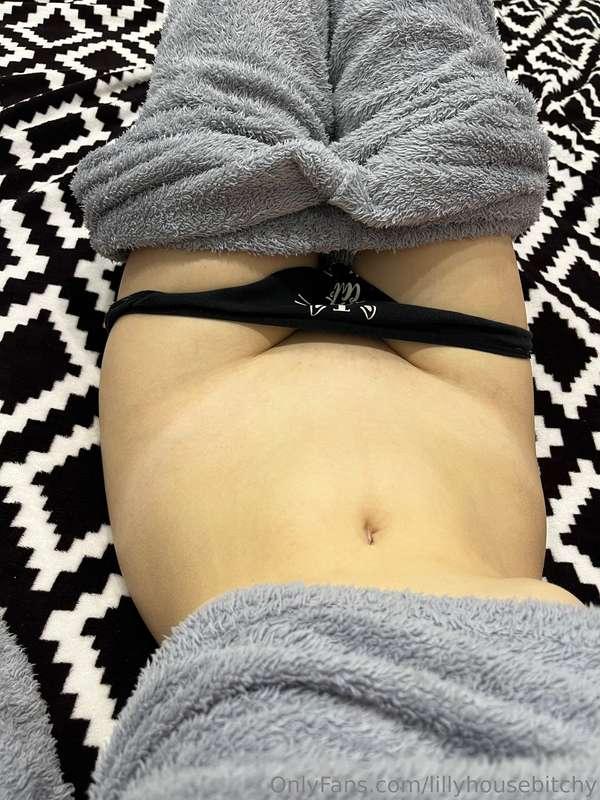 wonder what is hiding there? 🙀