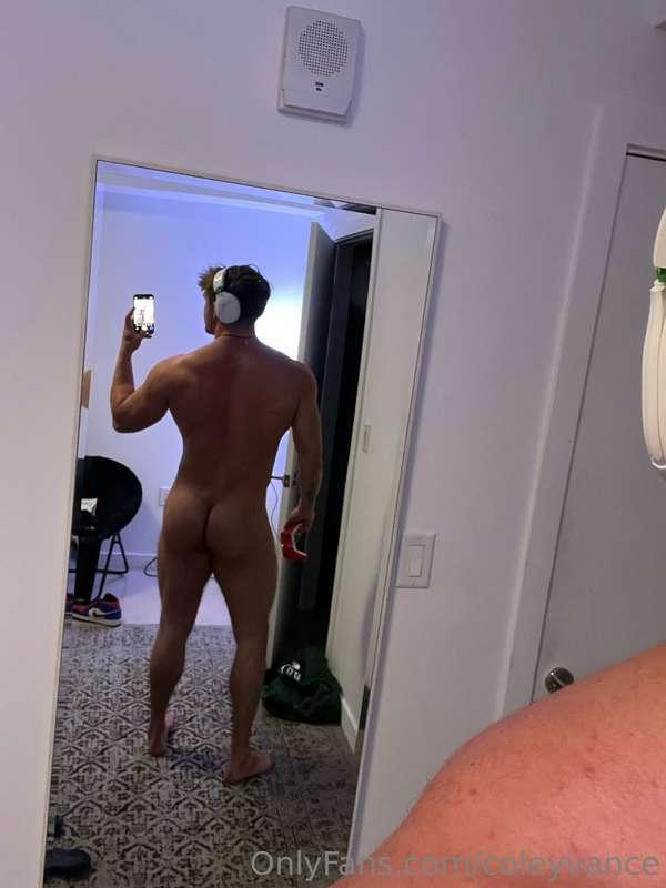 im just a horny lil gamer boy lately.... hehehe 😏 👀 🍑 🎮 🙊 😈