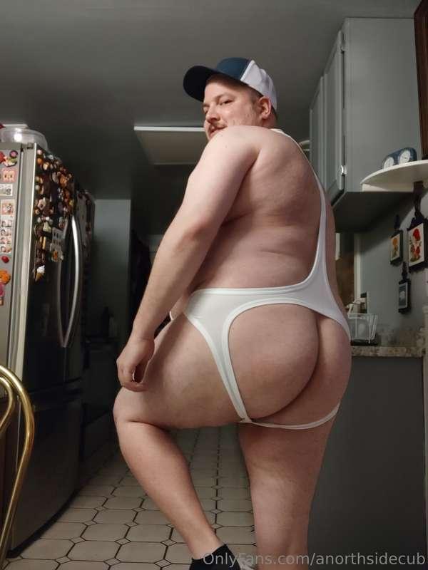 Some ass and belly pics in my singlet from last night 