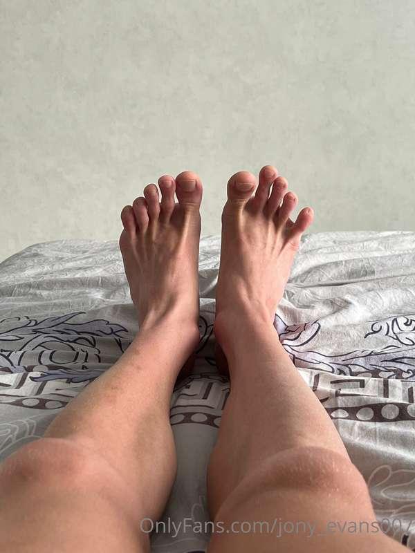 I need a servant to suck👅 my toes, who's ready?
