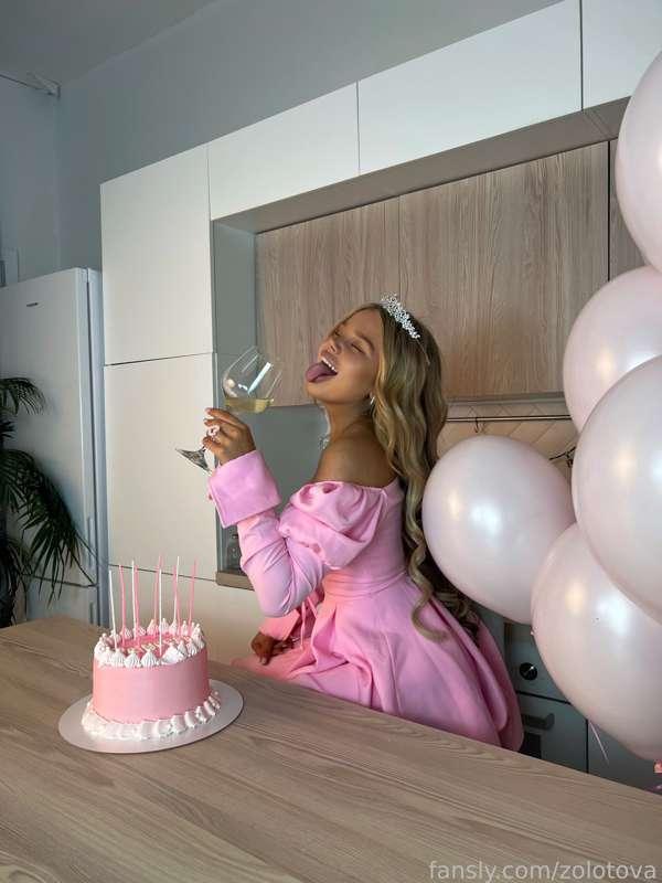 My face when I'm waiting for a gift from you 🤪
My B-day is already tomorrow, but I start accepting congratulations today 🥳🥳🥳
My first adult anniversary 🔞😏
Tip this post and I'll triple the amount donated by the content I send back 😉🎁🤑