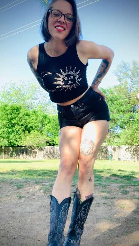 Do you like a gal in cowboy boots and Levi’s? 🤠🖤