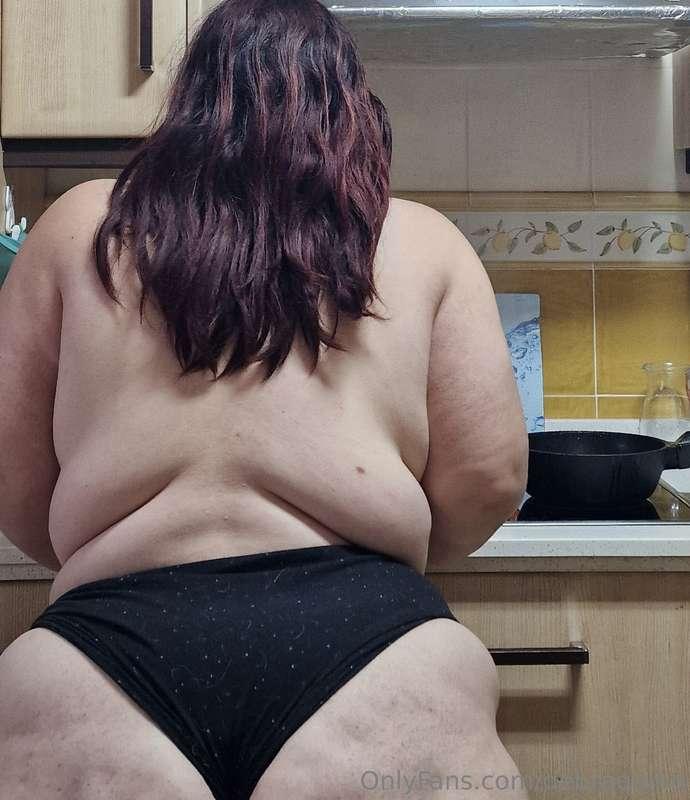 POV: Estoy en la cocina en bragas y me giro para ver que qui..