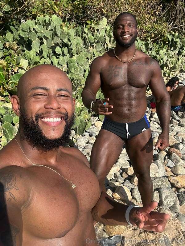 I love sucking this giant's black cock, our chemistry is ver..