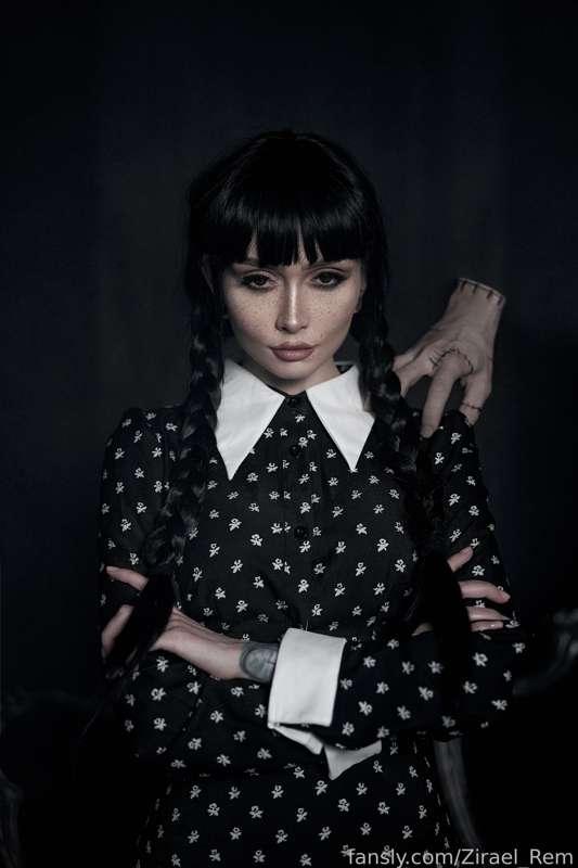 HD set is Wednesday Addams🖤
The set is for sale if you don’t wanna get subscription