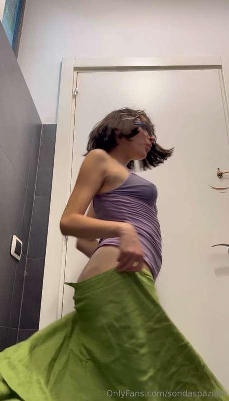 entro dentro un bagno pubblico e inizio a fare la porcaaaaaa..