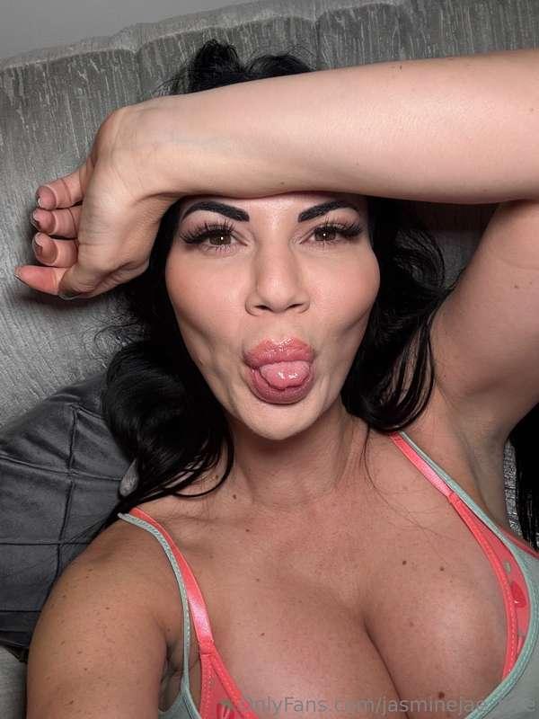 Tongue’s out to play, cleavage’s here to slay