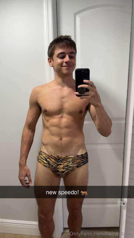 wearing my new speedo made me hard 😳
