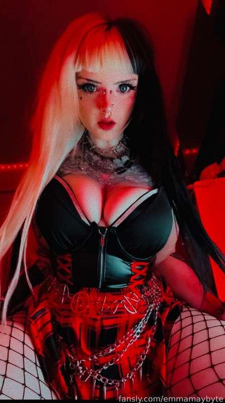 emmamaybyte image #3