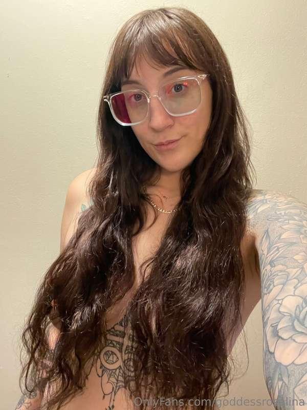 Feeling bold? Dive into @rosalinaryder for explicit content ..