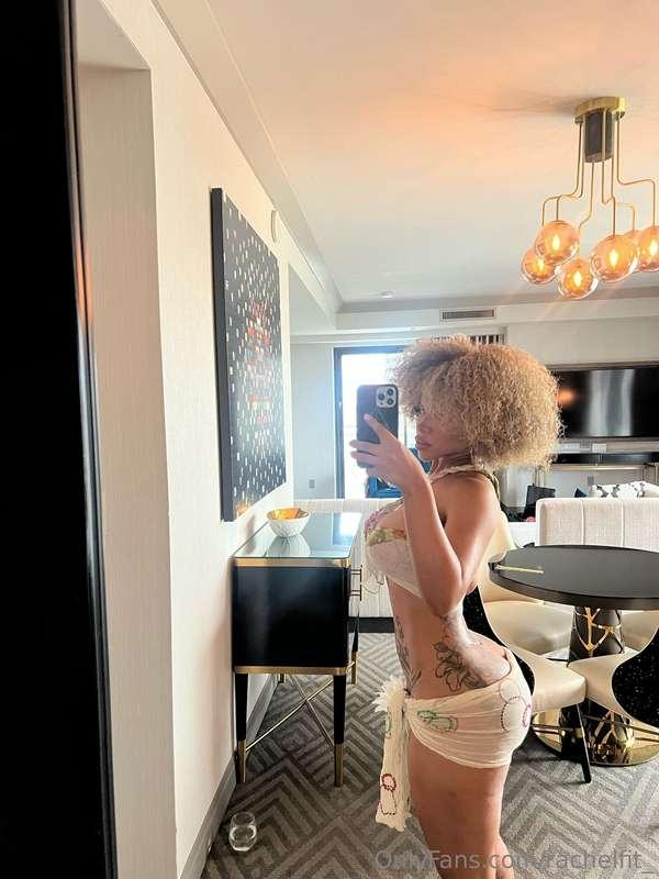 Just enough curve to make you pause 🍑💋
