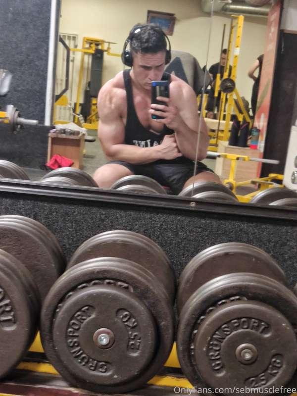 Miss gym times a lot 🥵 Its fun to flex there