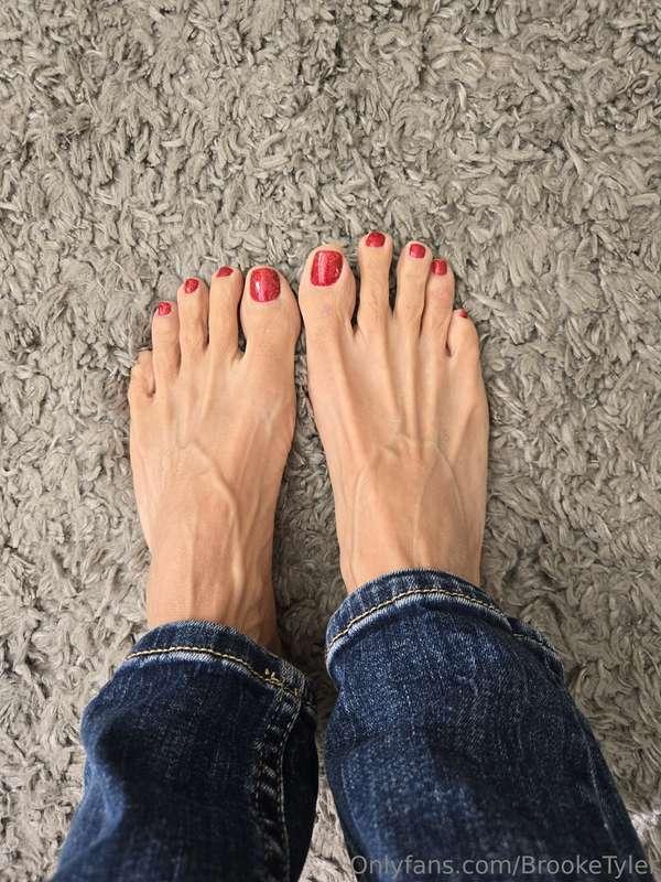 For all of you feet lovers. I just got a fresh pedi. You lik..