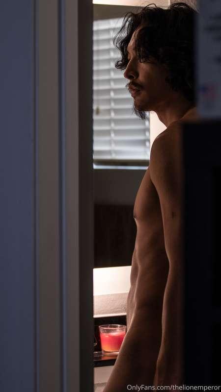 Here's a little something for the voyeurs out there...