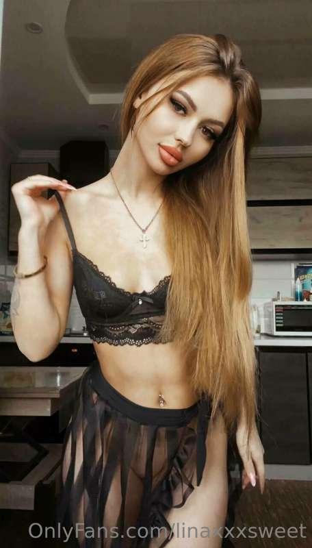 Do you think I wear panties under my skirt?😋😍