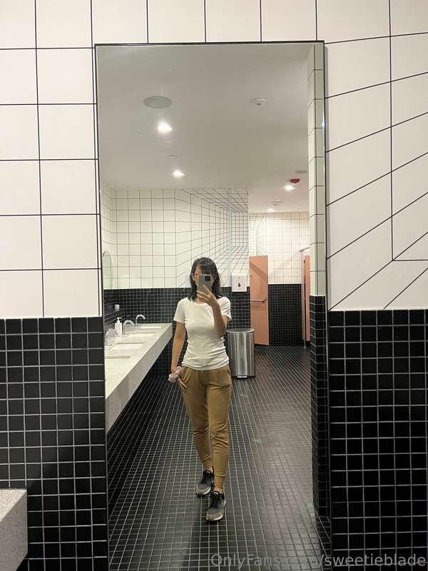 Yesterday’s #OOTD: #Uniqlo shirt & jogger pants

Lunch was a..