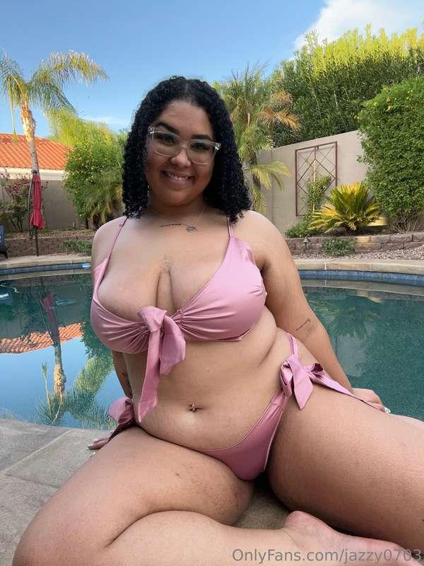Would you fuck me poolside? 😳💦