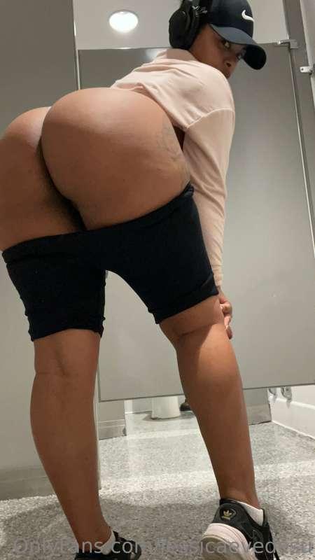 been hitting the gym again lately 💪🏽 don’t worry the ass ain..