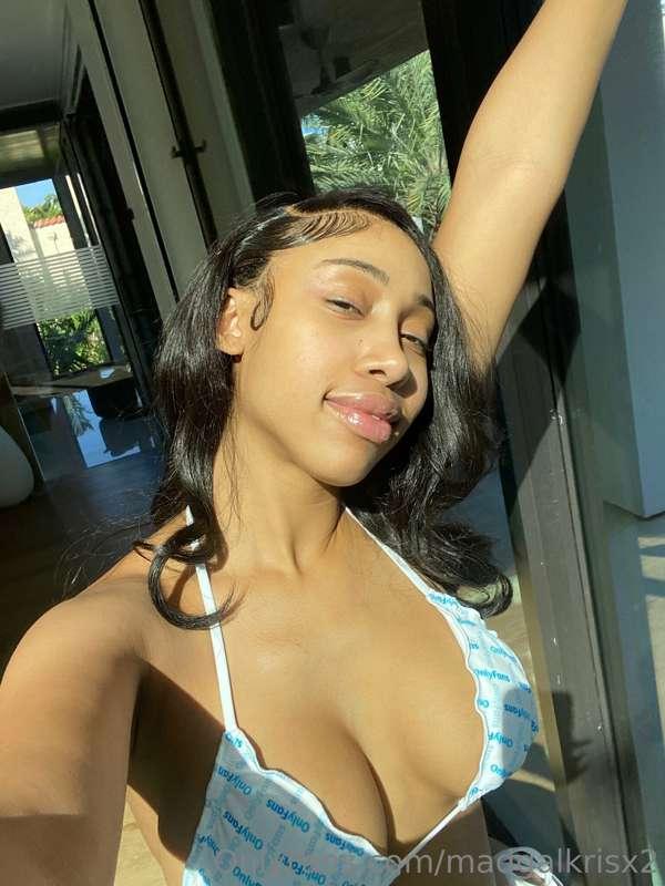 Sun looks good on me 🌞 🥰