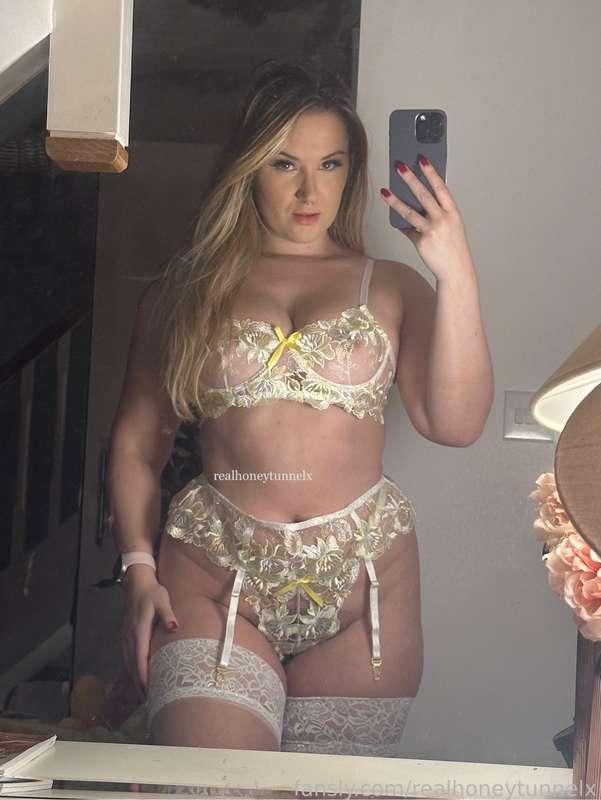 My recent lingerie try-ons have been on the darker, Domme side… so this week I thought I’d show off something a little more innocent and angelic! 😇

See through, floral and pretty, what more could I ask for? 🌼🤍

#lingerie #thick #hairypussy #curvy 