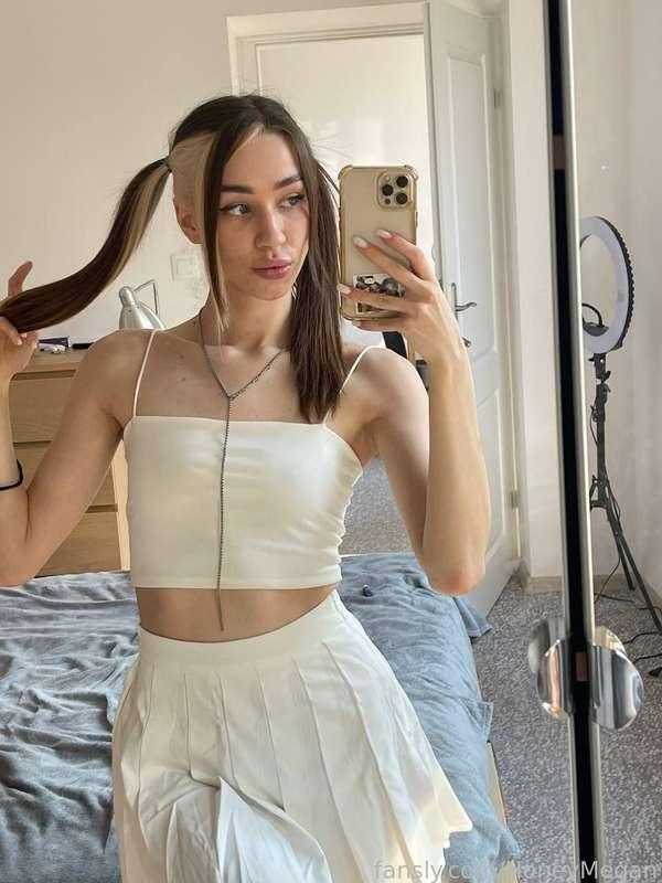 Hello, dear followers! Today I want to talk about my love for skirts. I always feel so feminine and attractive when I wear a skirt. And I've noticed that men just adore women in skirts. Perhaps it's because skirts emphasize our curves and make us even more sexy.
Thank you for reading and supporting me. Love you all! ❤️