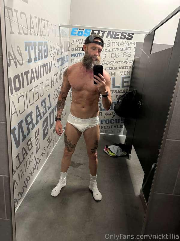 Meet Daddy in the locker room 😏