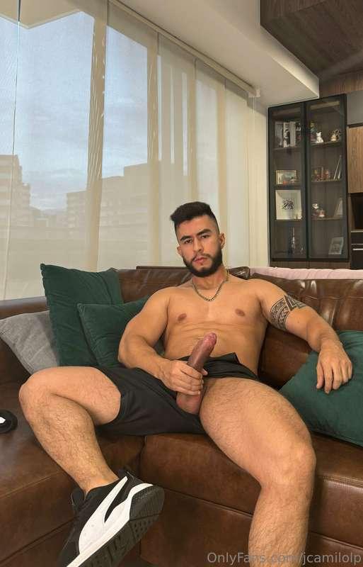 ¿Quieres cabalgar en ella?
Do you want to ride my cock?
