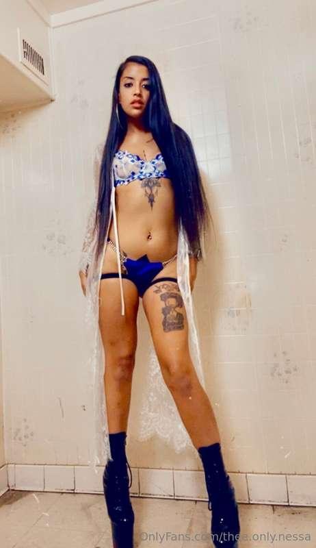 Model moment in the bodyshots bathroom 😘✨🔥💋