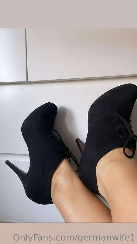 Black is my favorite color 🖤🔥👠 And yours?
